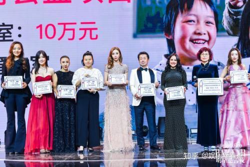 美神煦氰受邀出席2019芭莎慈善夜慈善之路从未缺席