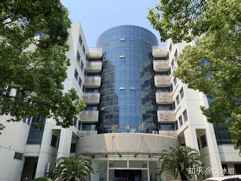 *东华大学mpacc在延安路校区,一共有四个校门,东西南北各一个;西门是