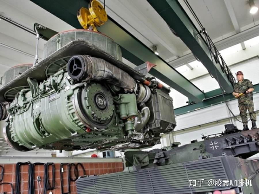 其余动力舱部分均用密封条与车体密封,防止进水进灰,改善发动机工况