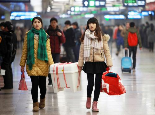 麗江女孩回家過年巧遇父母躺院子裡疊羅漢過年也要吃狗糧