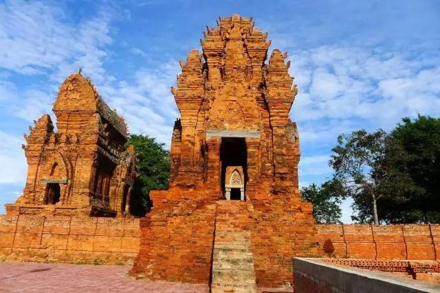 塔,至今仅存4座,是公元八世纪左右修建的属于占婆王国时期的著名古迹