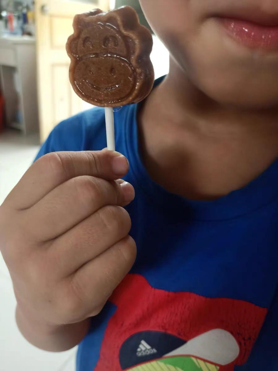 这个纯山楂棒棒糖是我和小侄子抢得最多的一款,颜值超级高!