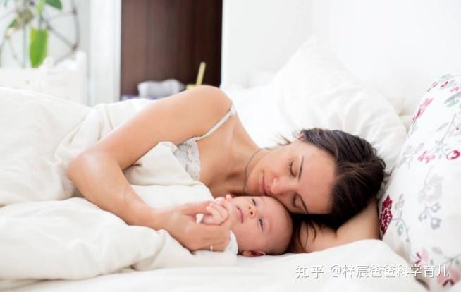 宝宝的正常发育,建议妈妈们可以通过下面几个方面来改善抱睡这个习惯
