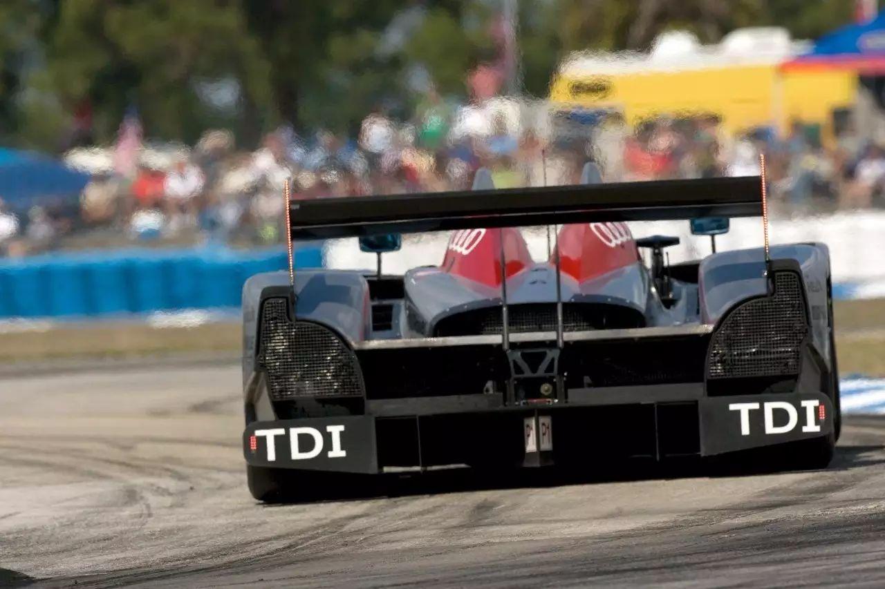 2011年,奥迪r18 tdi发布,这是奥迪在勒芒历史上最最悲惨,艰辛的一年