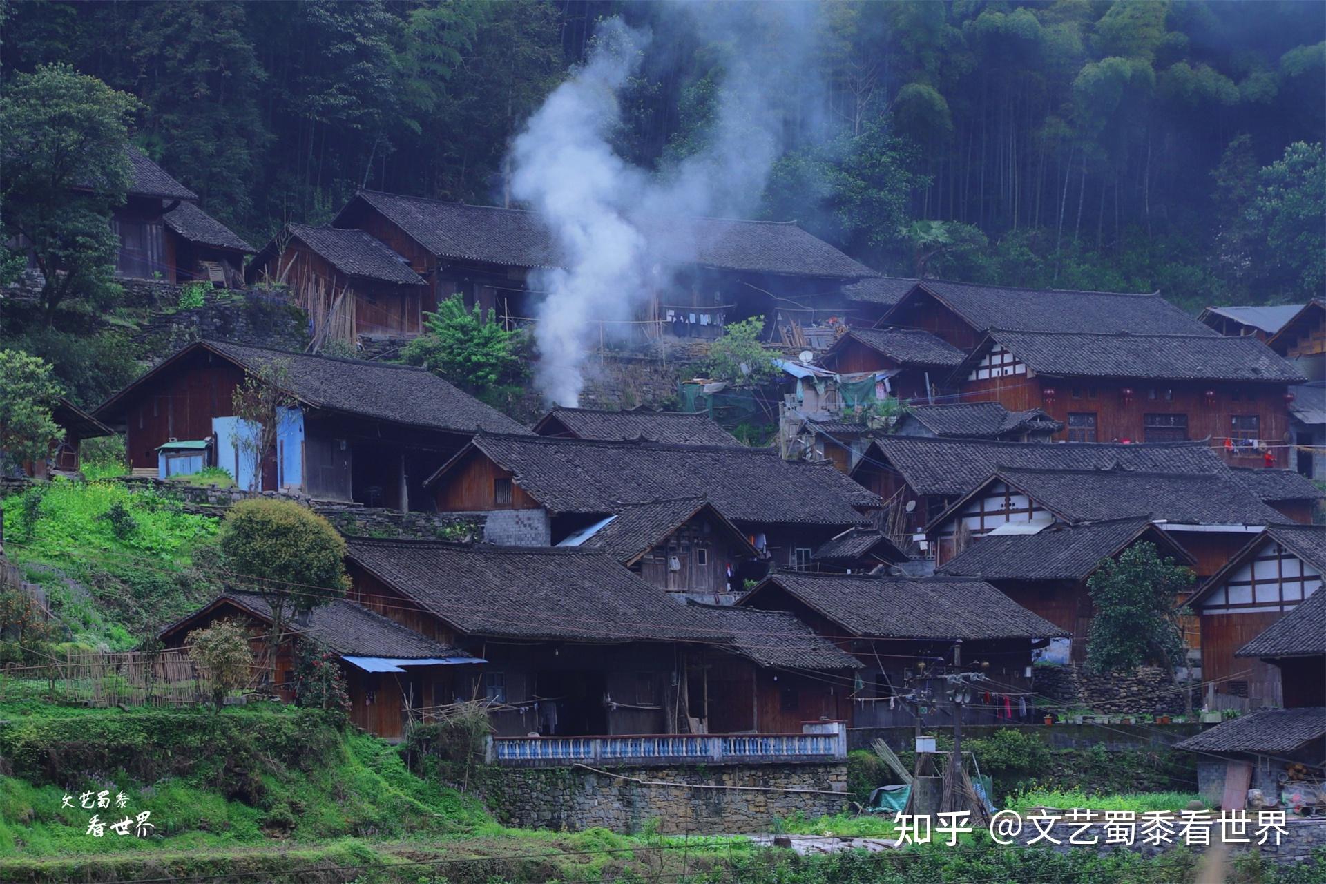 德夯苗寨位於湖南省西北部,地處苗族自治州的山谷裡.