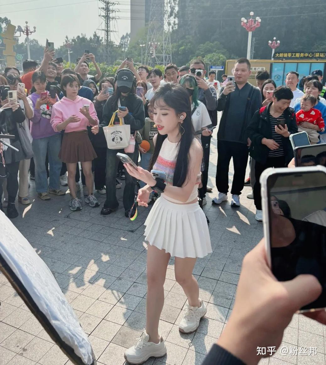 冯提莫哭被提示卖惨违规接连直播网络卡顿情绪崩溃怒摔手机