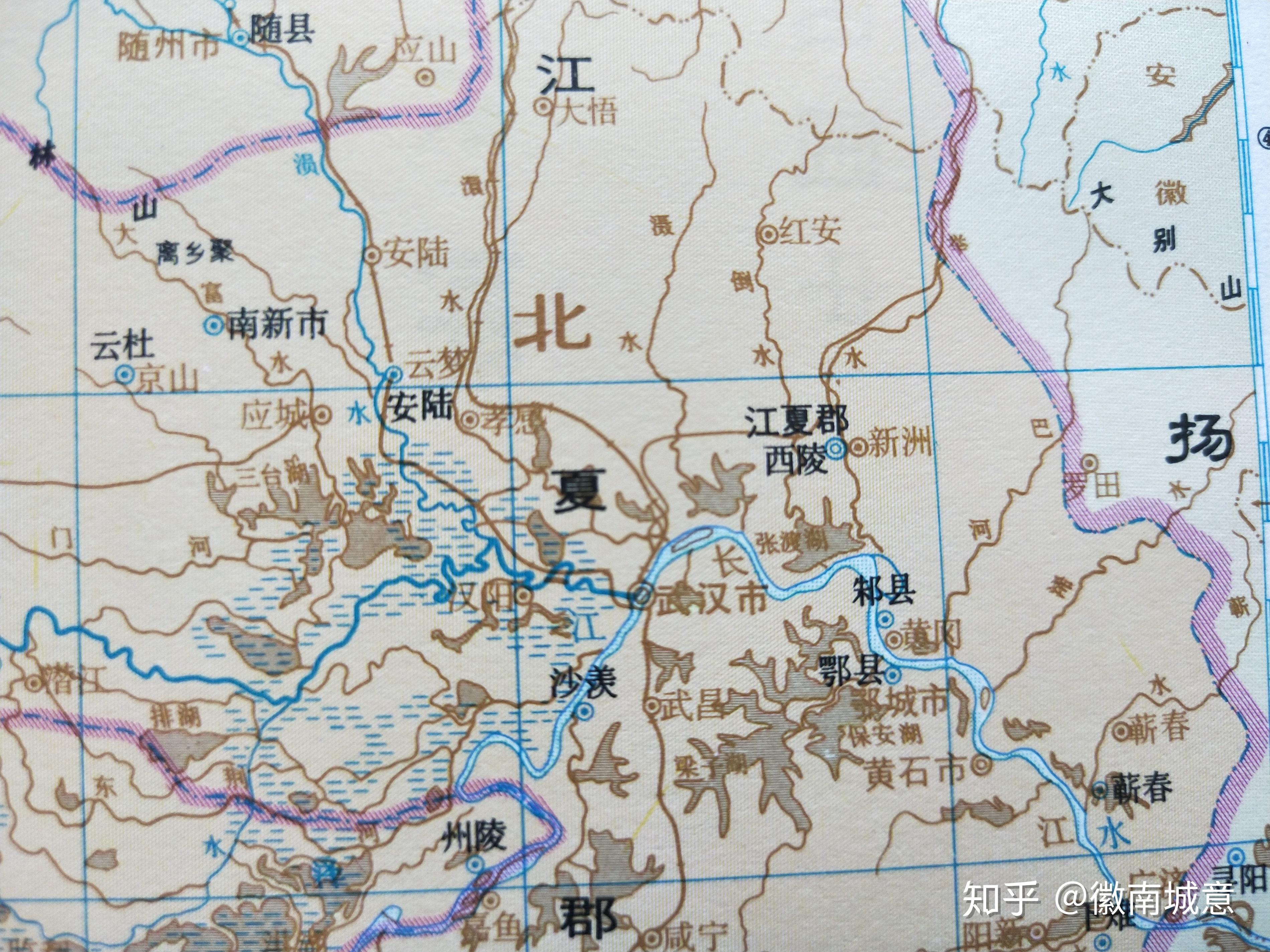 西汉时增设州(刺史部),武汉属荆州江夏郡.秦代设置郡县,武汉属南郡.