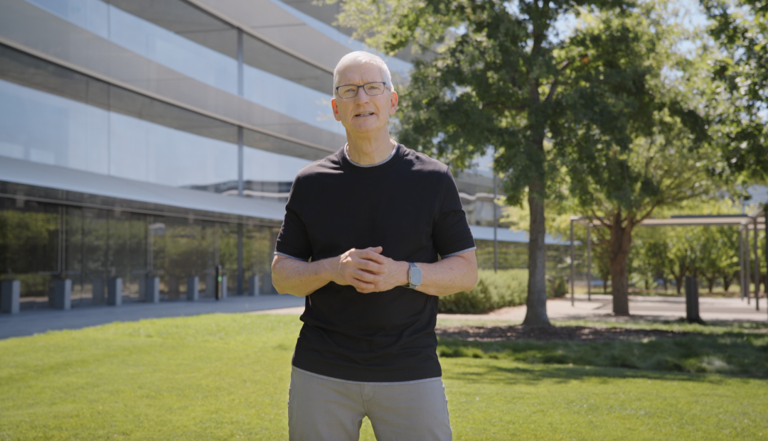 发布会伊始,今年的库克依旧在苹果位于库比蒂诺市的圆环形总部登场.