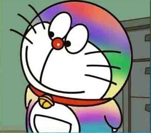 机器猫背手看人表情包