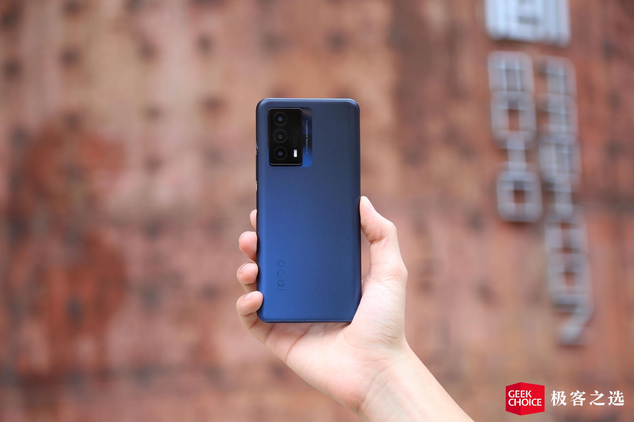 而在所有手机厂商中,vivo 和 iqoo 的设计可能是认可度最高的