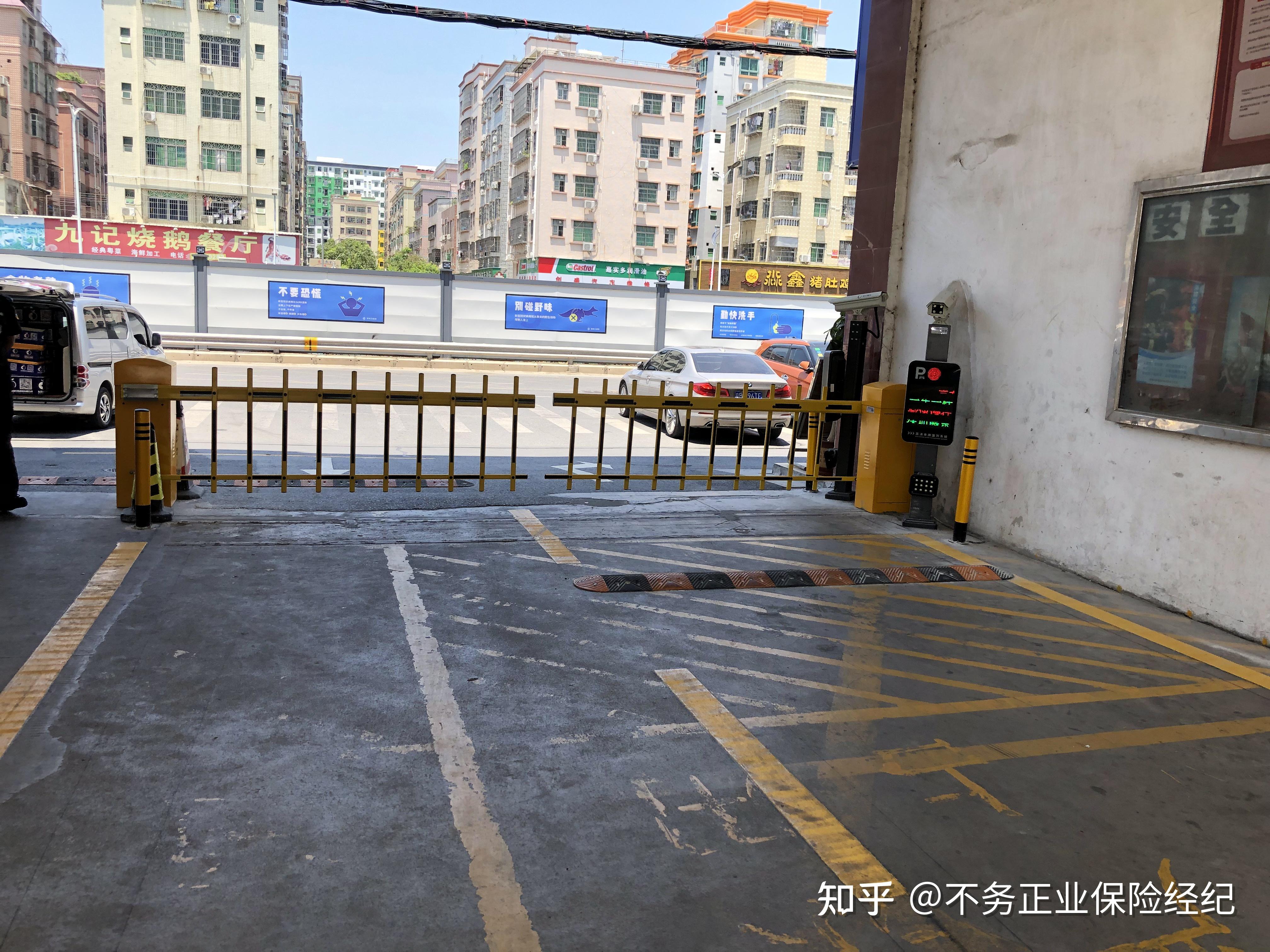 吉安泰工业园采用车牌识别共用道闸对开栅栏道闸因地制宜根据现场给您