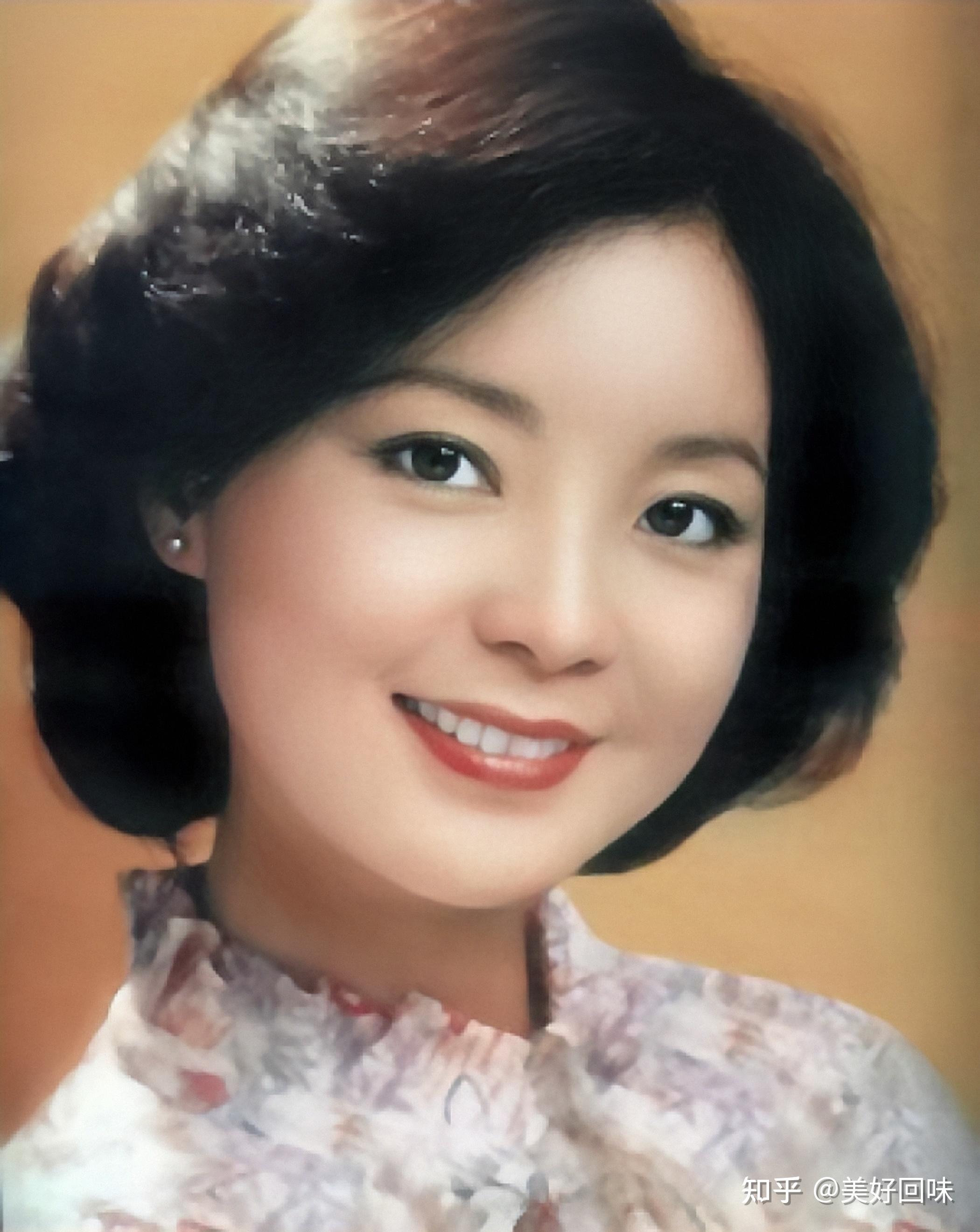 1974年,邓丽君正式赴日发展,3月1于日本宝丽多唱片公司推出首张日语