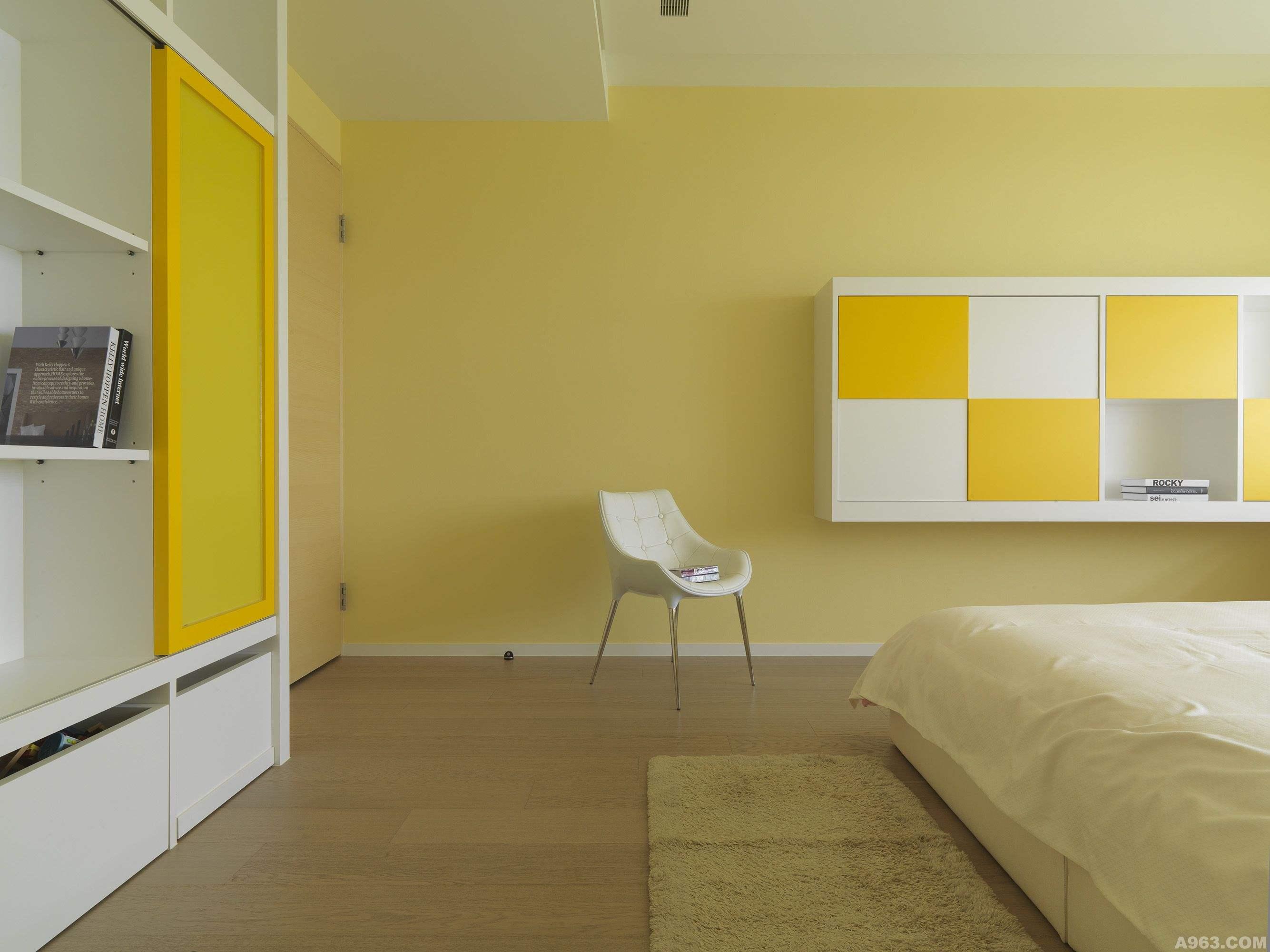 卧室的背景墙是采用的墨绿色的艺术涂料搭配窗帘及原木色的地板简_装修美图-新浪家居