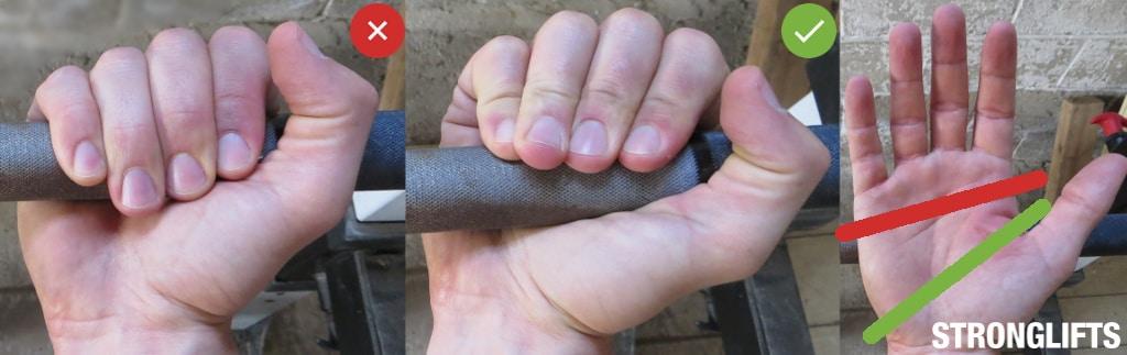 我们采用一个小技巧,双手触碰杠铃后,略微内旋,让杠铃在虎口和小鱼际