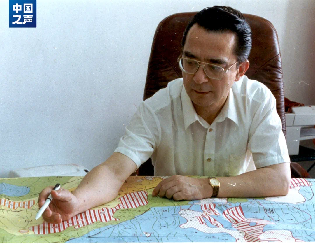 1997年,王德民研究大庆油田外围难采储量有效益开发三次采油的奇迹