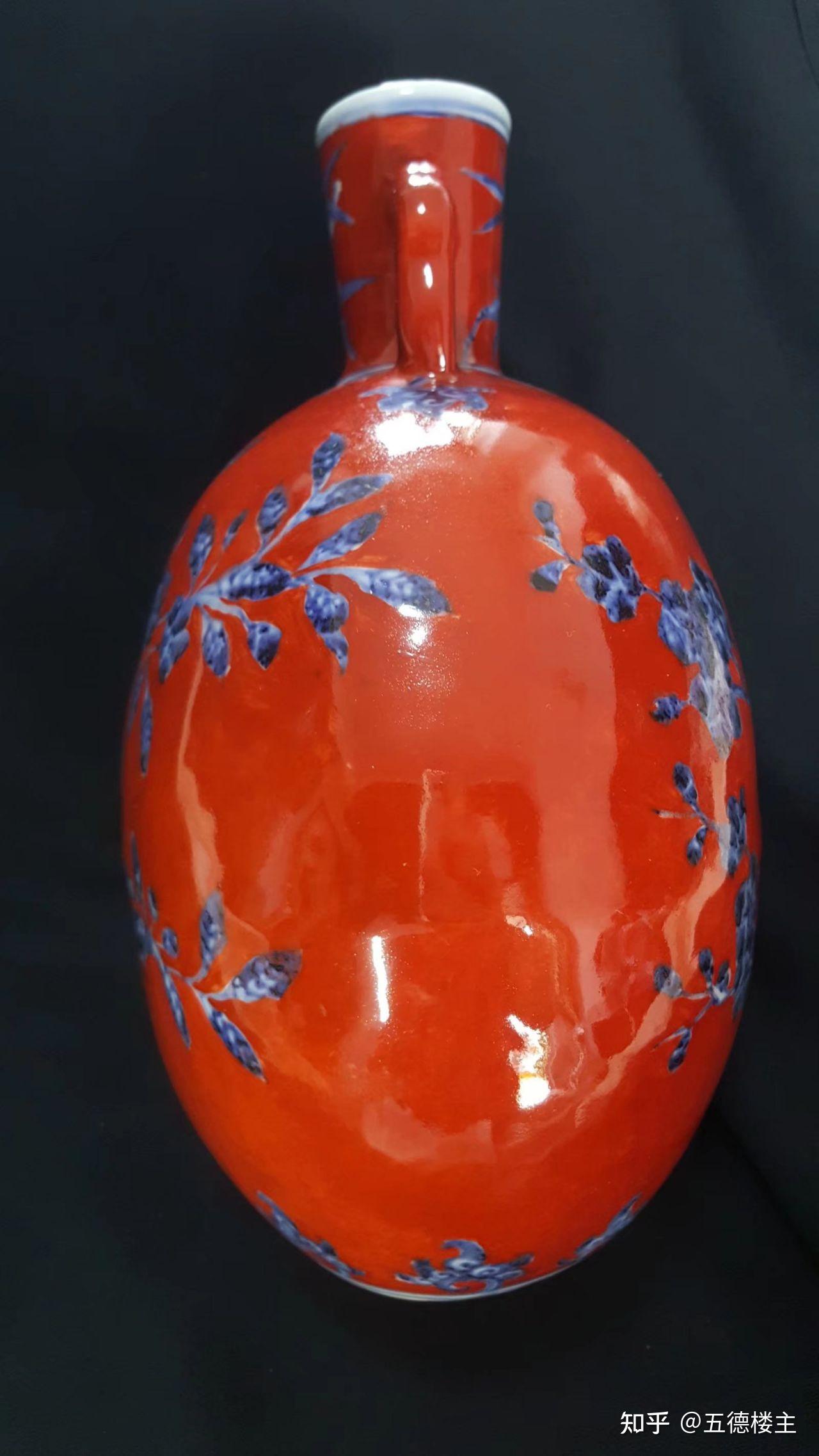 这件明代宣德矾红地青花喜鹊登梅纹如意耳扁壶具有很高的艺术价值和