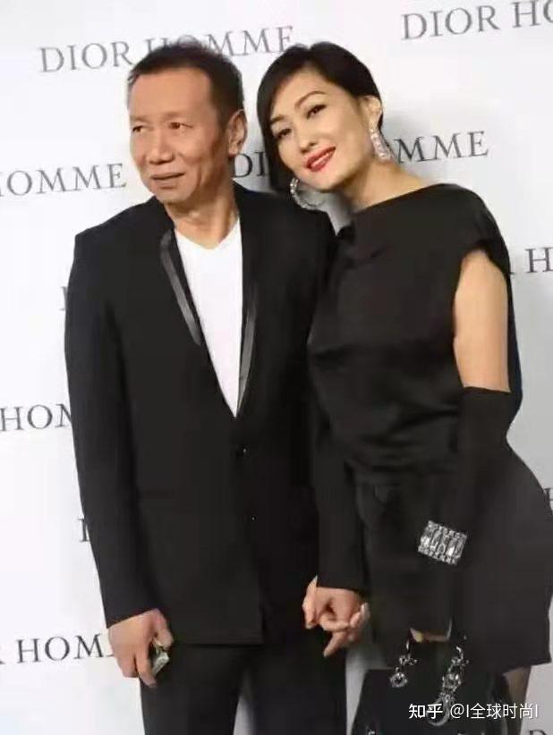 53岁的孟广美携老公亮相穿黑色宽松礼服显端庄老公略显沧桑