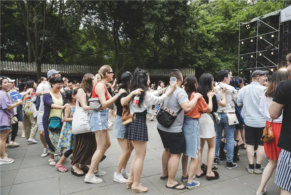 过生日,一群法国人带我开火车