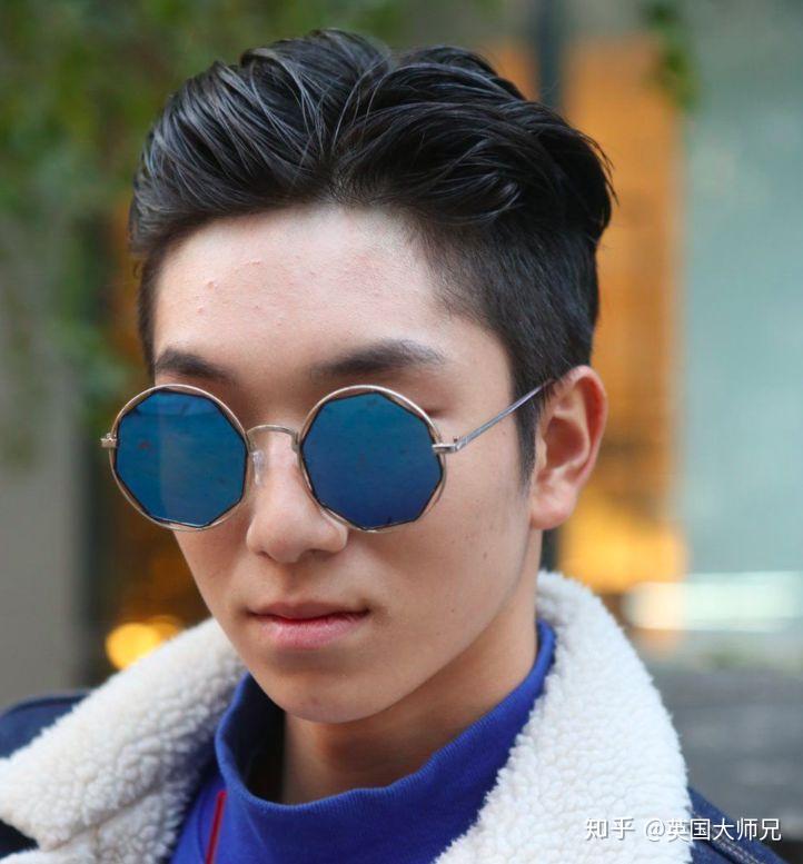 皮肤更干净,眉毛变得更黑,勾勒脸型,并化出他们的阳刚之气,"金成焕说