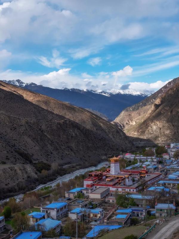 去往山南洛扎县过拉卡日峰冰湖的路上我们幸运的遇到了日晕