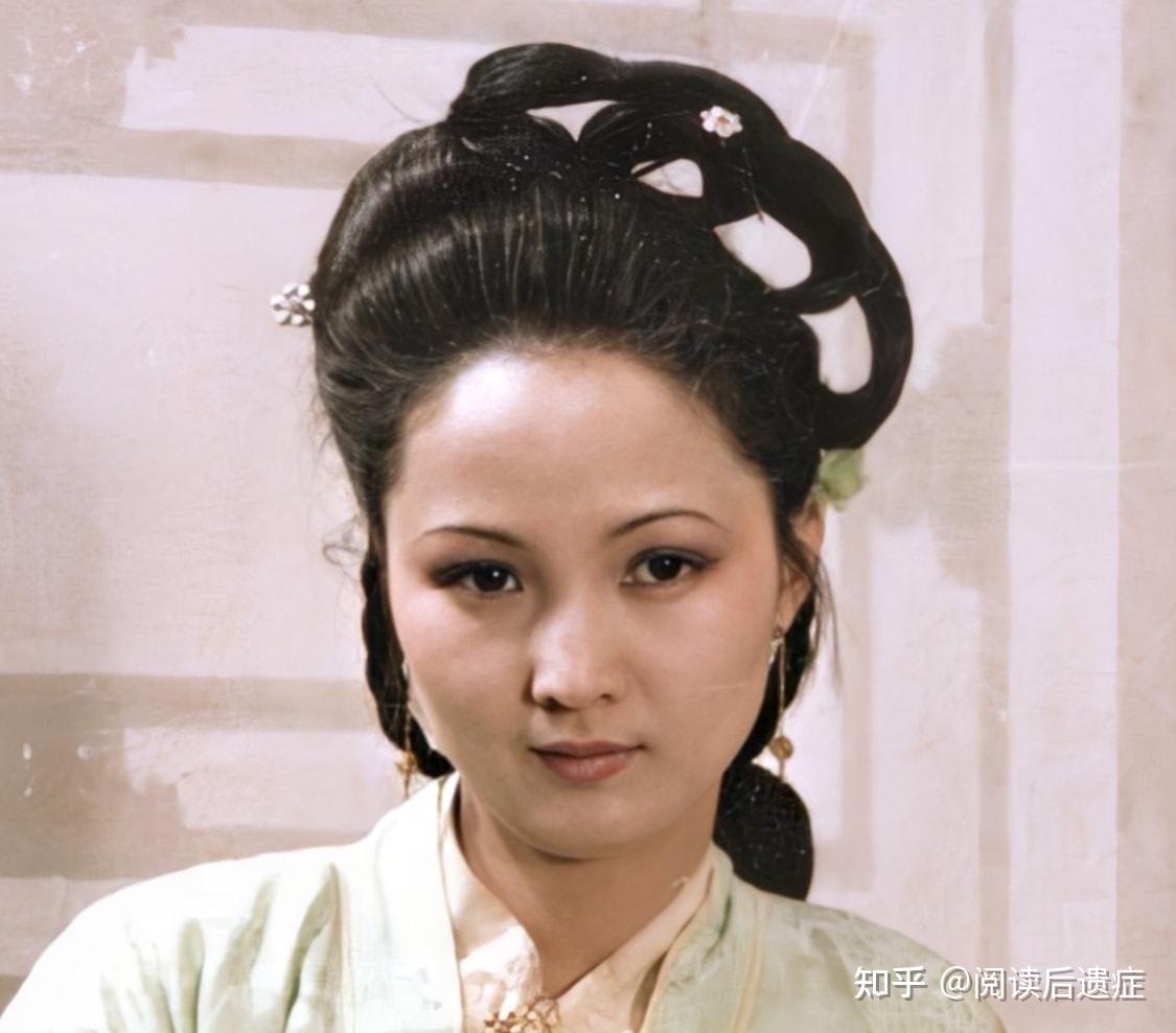 事发之后,怡红院宋妈将赃物送往王熙凤之处,适逢王熙凤外出,被平儿拦