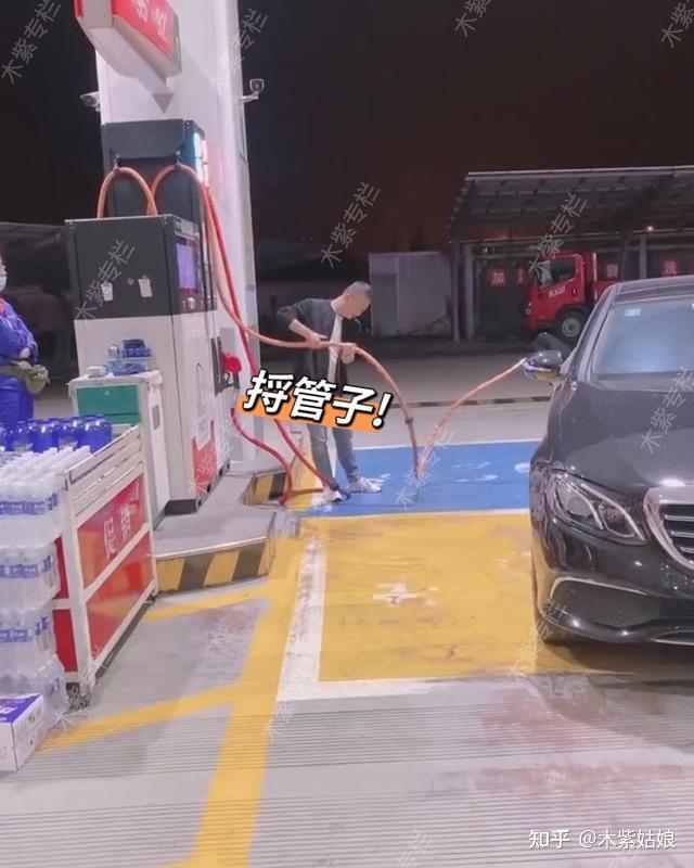 男子开豪车加油撸管控油一滴不剩他干了我想干而不敢干的事情