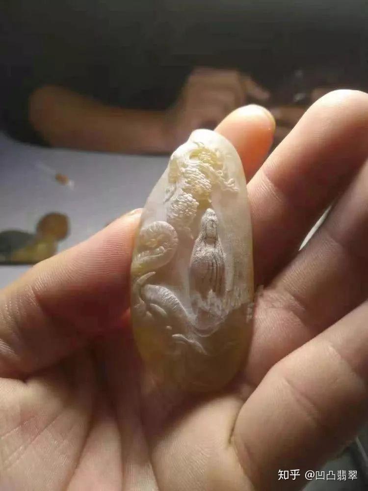 捡漏两块巴掌大小的精品小料雕刻出的成品转手就卖了