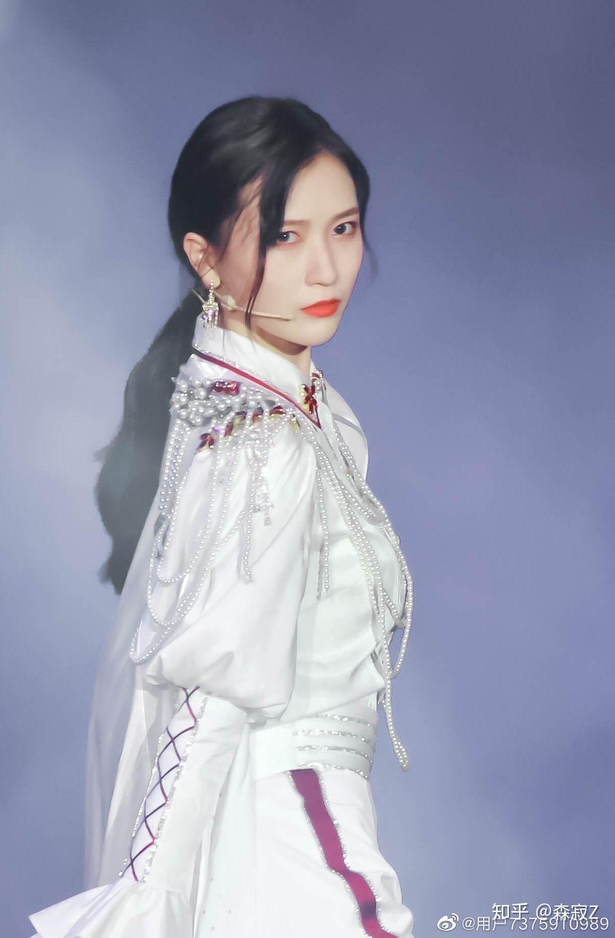 怎么评价吴哲晗在炙热的我们舞台上花园舞曲担当的男役