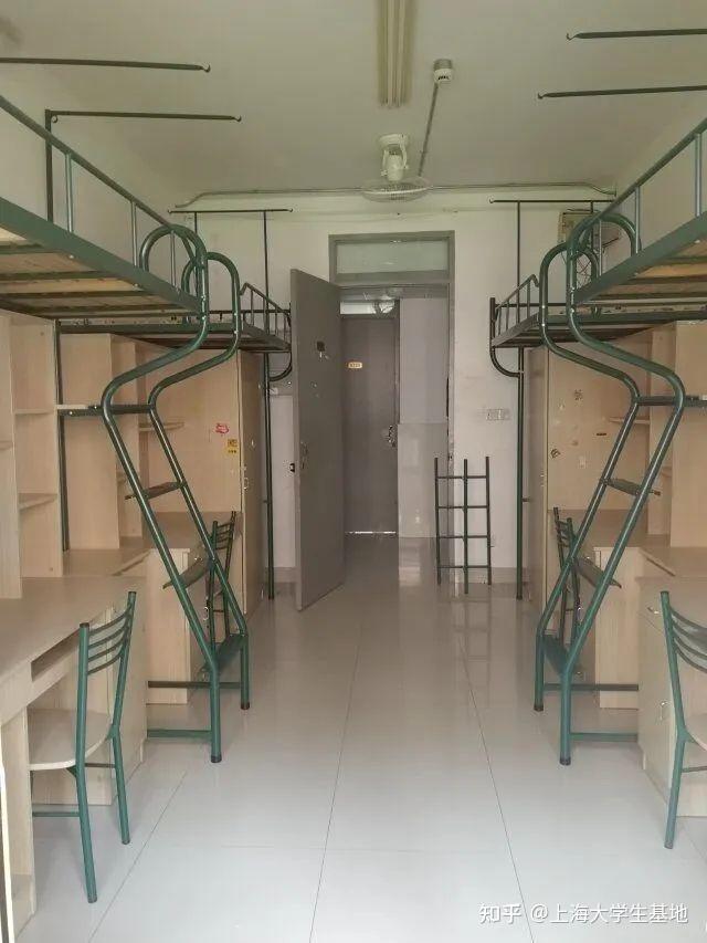公共浴室 ↓上海外国语大学翻新后的上外女生宿舍,大喊我可以!