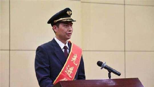 成为一名合格的中国机长需要几步