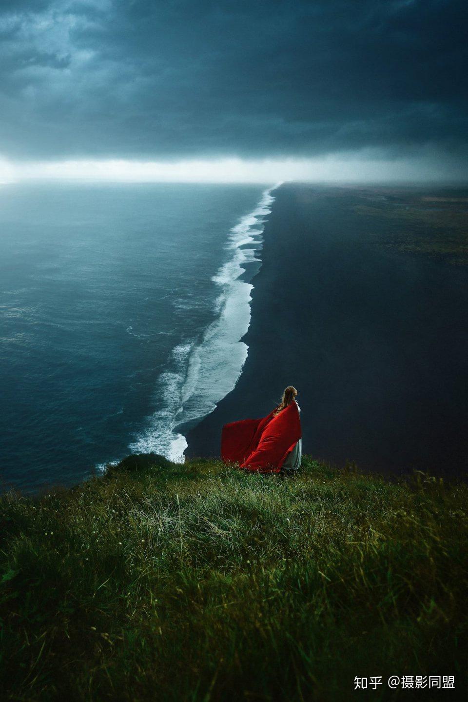 yore为风景增加了奇幻的元素,她大多是以背影或是侧面的形象出现,增加