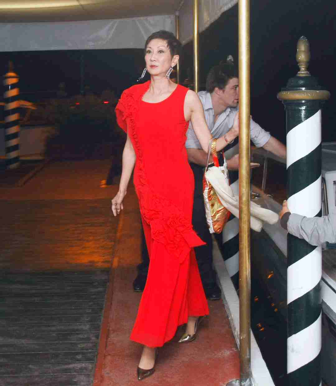 72岁的施南生身姿轻盈穿旗袍配短发飒爽大气完全看不出年龄