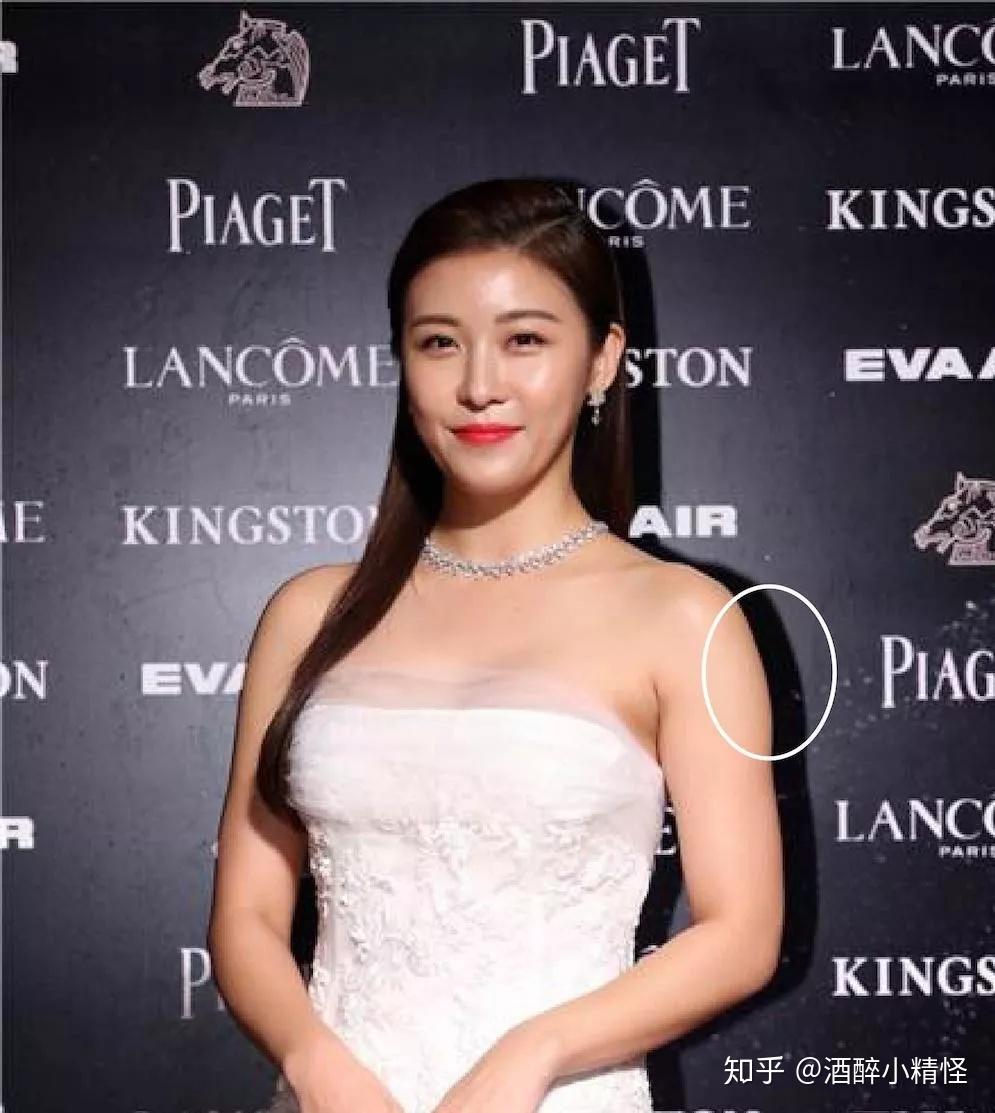 并且正面观测依旧是圆肩的状态,其实仔细观察,胳膊本身是并不粗的