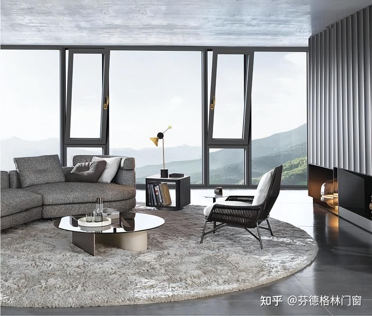 半开启的落地窗