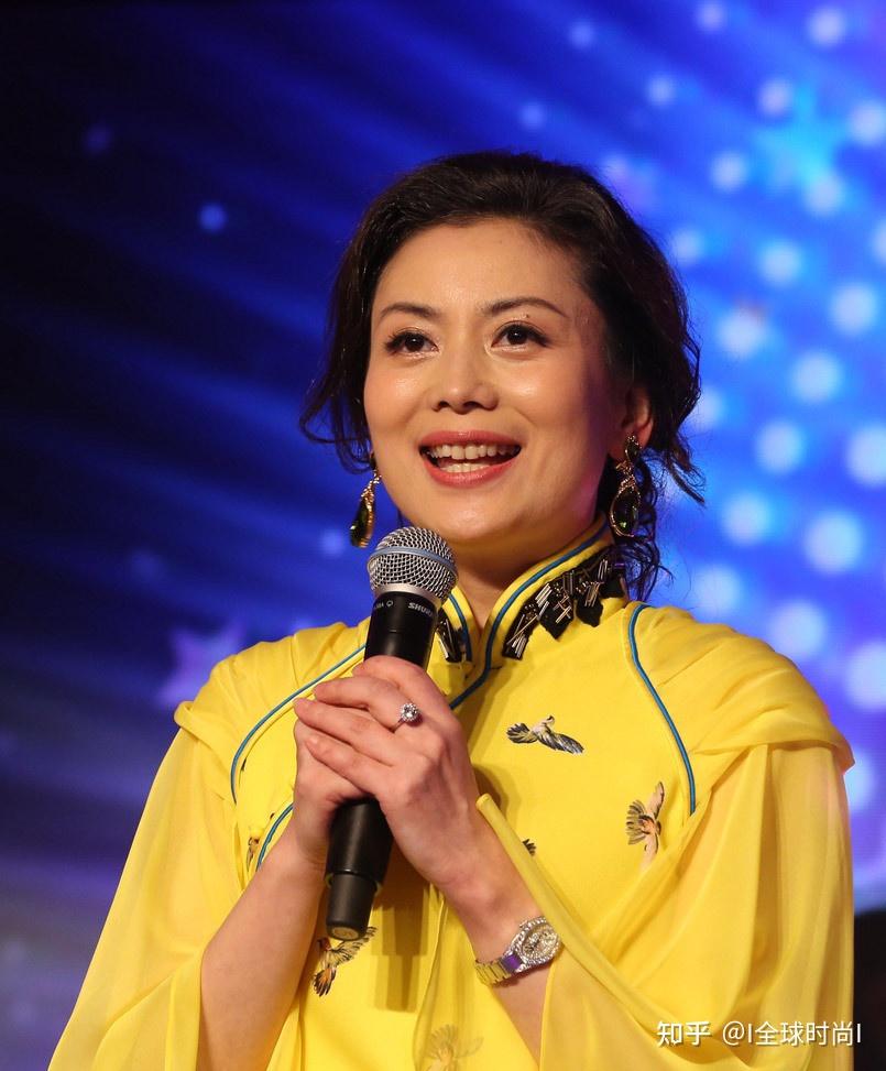 朱军夫妇罕见同框谭梅穿大红花长裙好高调朱军脸上显疲惫