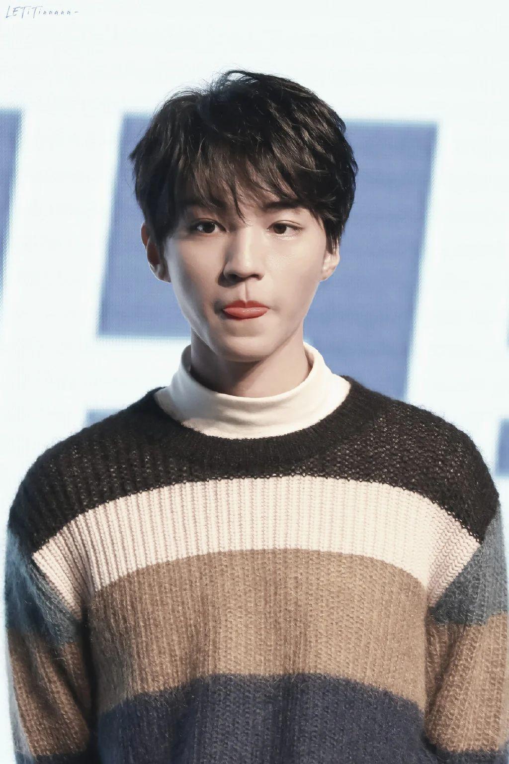 王俊凯壁纸蓝色海豚毛衣白色裤子给人的感觉好甜