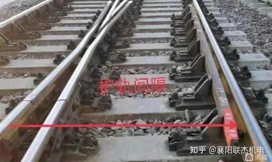 道岔专用1370尺主要用于铁路线路轨距、超高、查照间隔、护背距离的测量，可以准确定位距离缓冲段开口处 150mm 处的护轨间隔、翼轨间隔 - 知乎