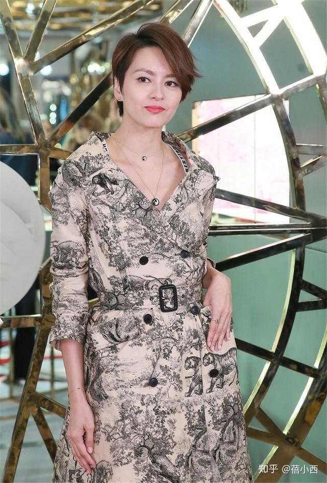 梁咏琪终于高调穿印花连衣裙配短发亮相176身材比例太出众