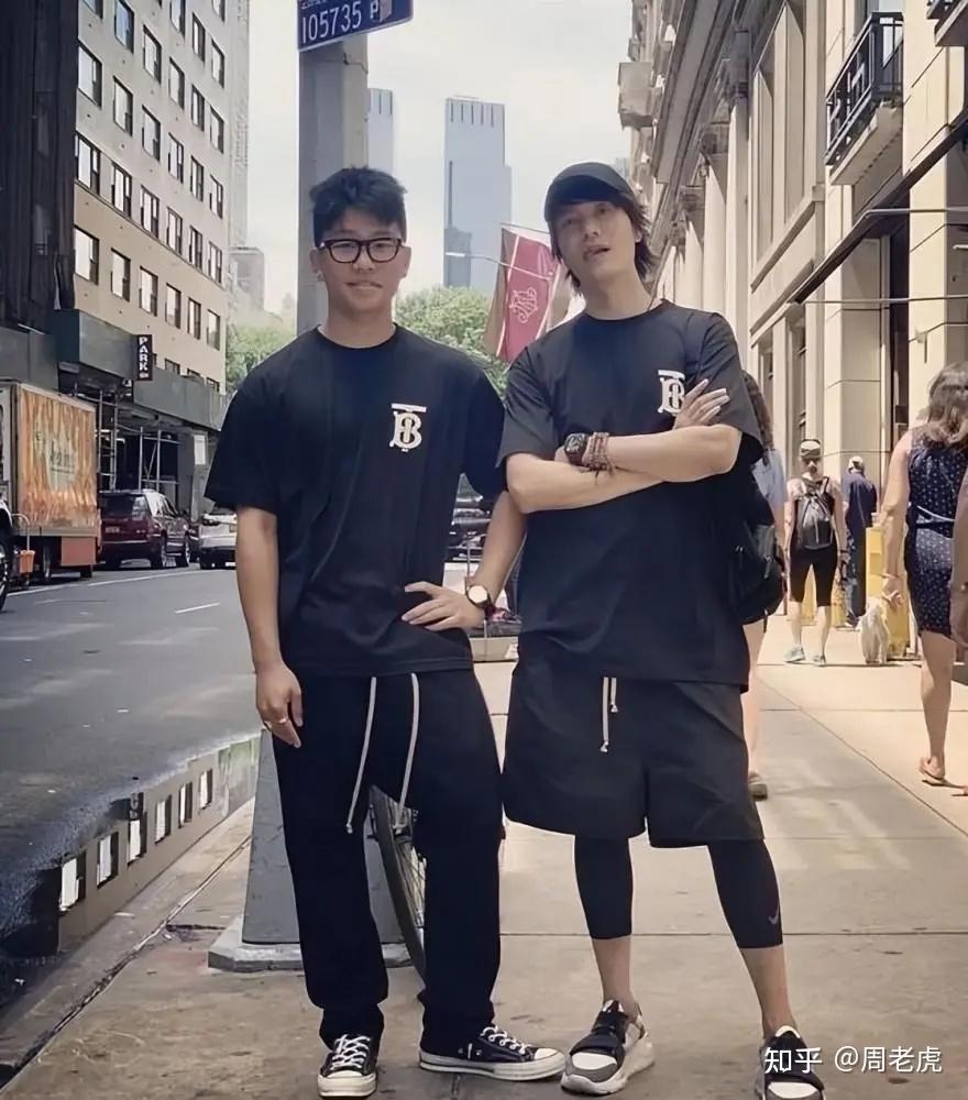 陈坤21岁儿子晒劳斯莱斯近照黝黑沧桑很像爸久居国外纹身瞩目