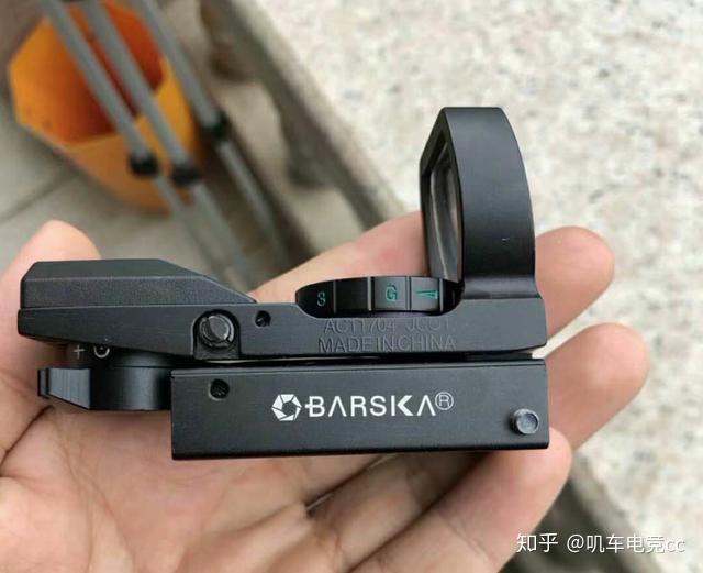 在现实生活中,红点瞄具有着更准确的名字"反射式瞄准镜"