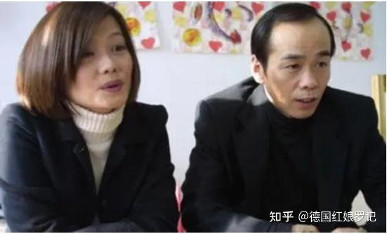 何静手撕大s被千百惠夺爱被骗子毁掉事业和钱财