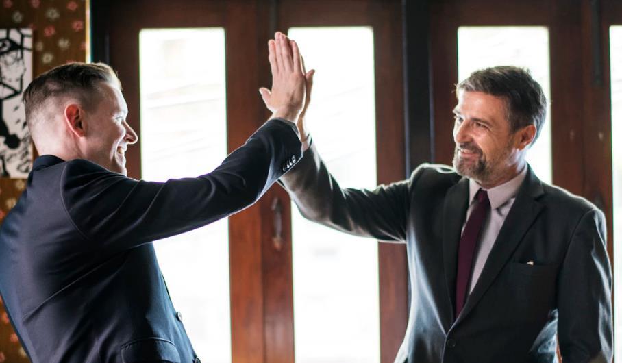 送客人离开时的这几个小毛病让你得罪了人还不自知