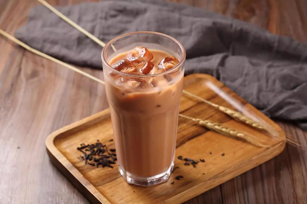港力澳奶茶：从一杯丝袜奶茶，看懂港式茶饮的匠心与经营之道