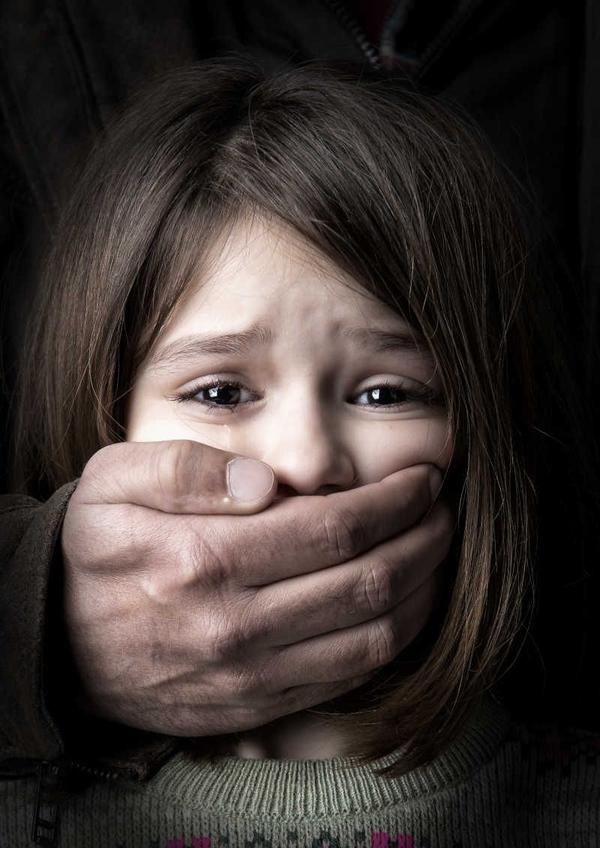 防止孩子尖叫而引来鬼子,家长会拼命捂住孩子的嘴巴.