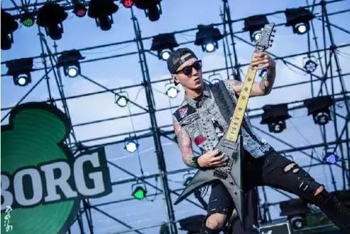 到了下午6点多的时候,夜叉乐队在演出时,乐队贝斯手韩天说了一句:"