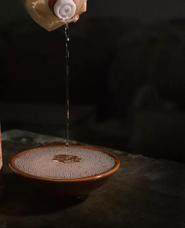 如何辨别白酒真假酒花