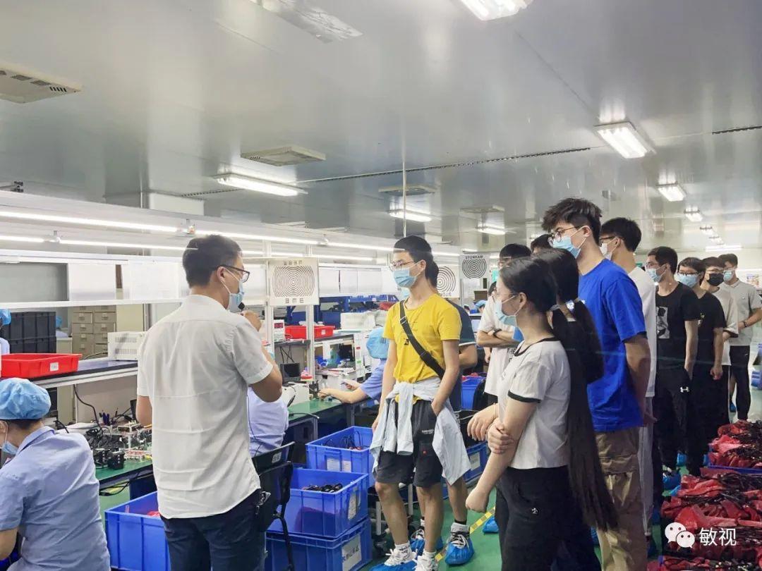 的2位广大校友陪同广大师生重点参观了敏视各生产产线车间和实验室,为
