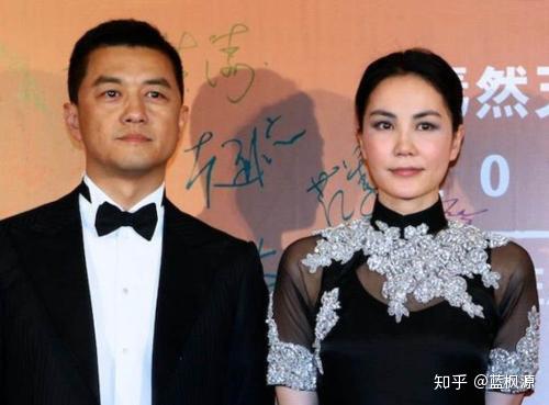 王菲有过两段失败的婚姻,都分别生下一个女儿,第一任丈夫是窦唯,王菲