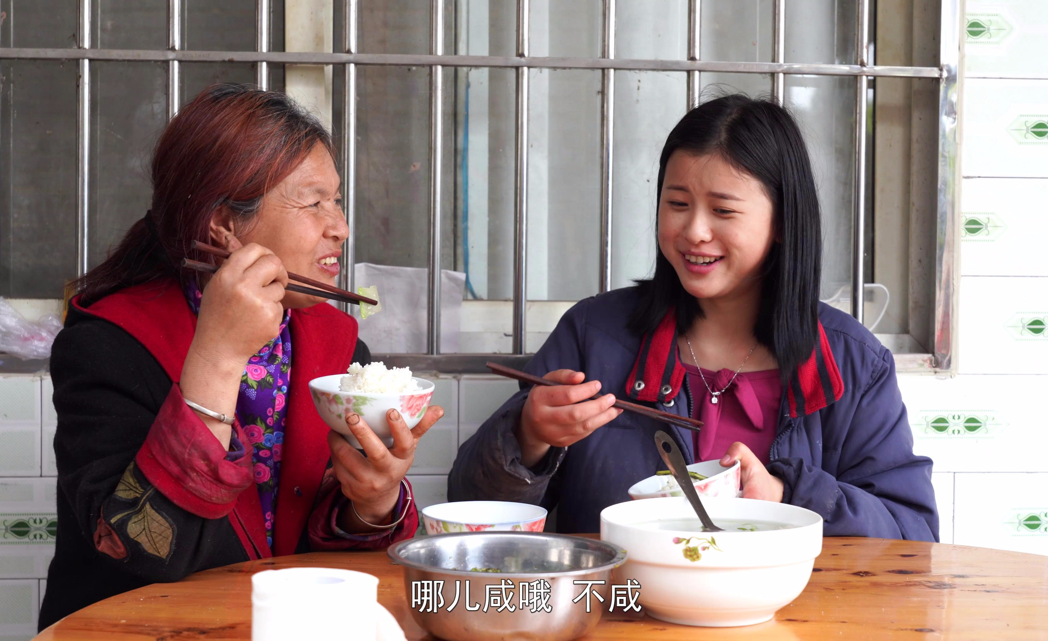 漆二娃vlog:炎炎夏日来一盘凉拌黄瓜,清脆爽口巴适得很