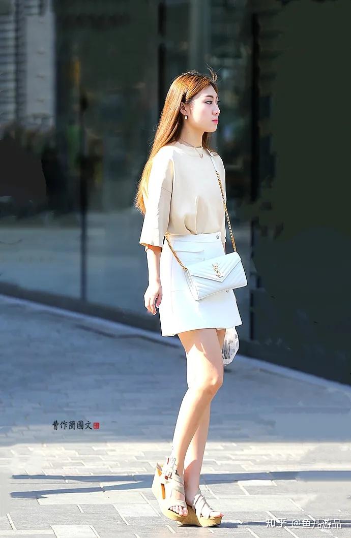 街拍时尚组图坡跟鞋美女搭配起来很讲究穿出与众不同的韵味